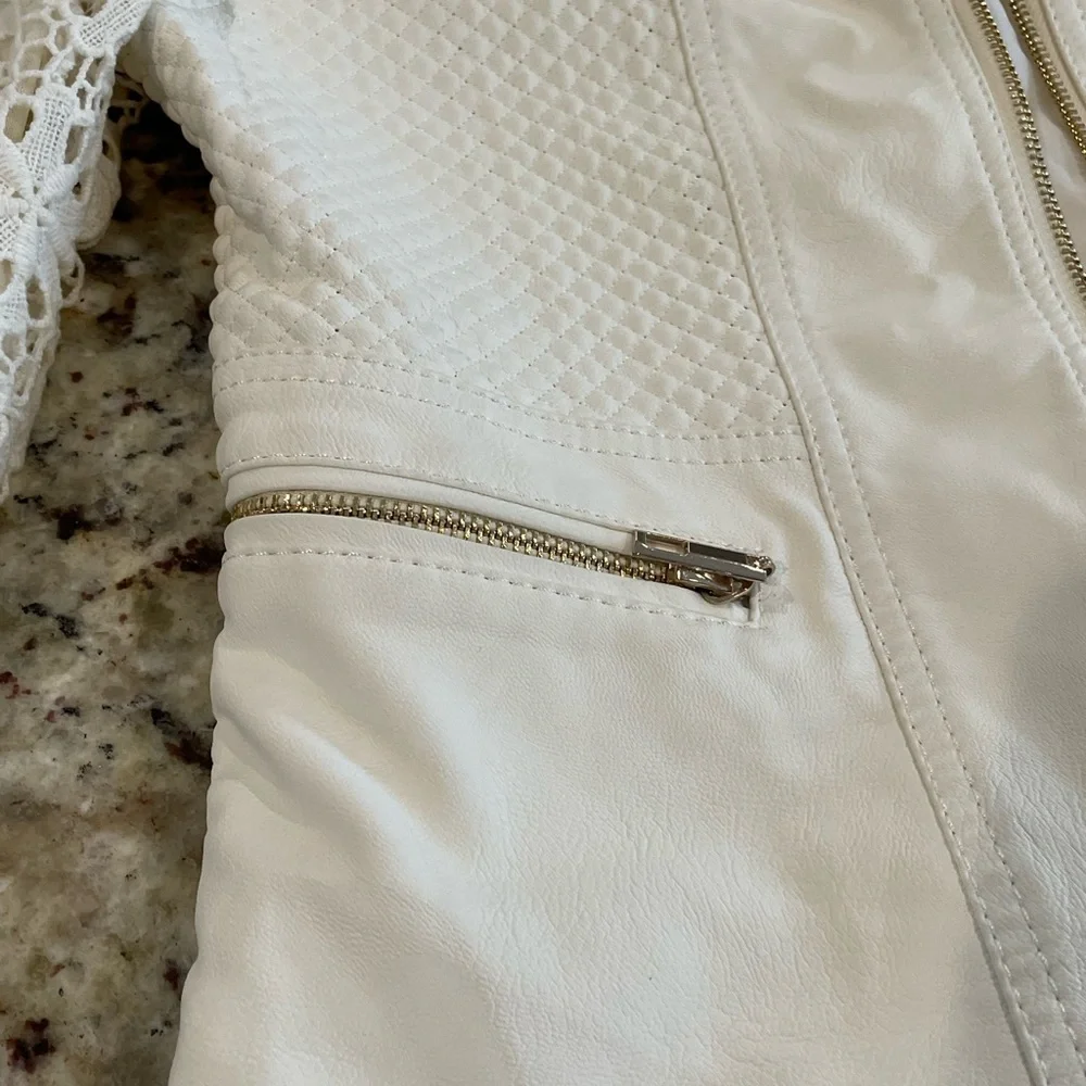 Coalition Downtown Off White‎ Jackets with faux leather look, lace sleeves